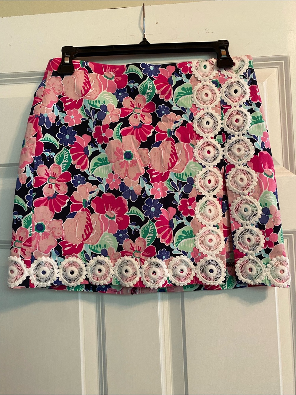 crown & ivy Pink and Navy Floral Crochet-Trim Mini Skort